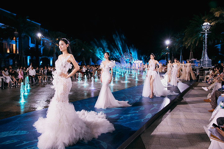 Phát huy kỹ thuật corset và phom đuôi cá đặc trưng thương hiệu, JoliPoli đã ra mắt những thiết kế với sự pha phối kết hợp những kỹ thuật layer, 3d draping, xếp pli khối nổi, đính kết chuyển màu từ các vật liệu đặc biệt- đá- ngọc trai- kim sa vảy để chuyển tải những tạo hình sinh động- phức tạp của biển cả bắt nhịp xu hướng Mermaidcore thịnh hàng năm 2023-2024.