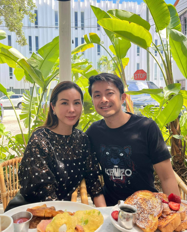 Dù vậy, Thu Hoài không hoàn toàn tin tưởng vào tình yêu của "chàng trẻ tuổi, đẹp trai từ nước ngoài về" này. Vài lần cãi nhau, chị từng nặng lời cho rằng anh tiếp cận vì tiền, sau này mới cảm nhận rõ tình cảm chân thành của anh.