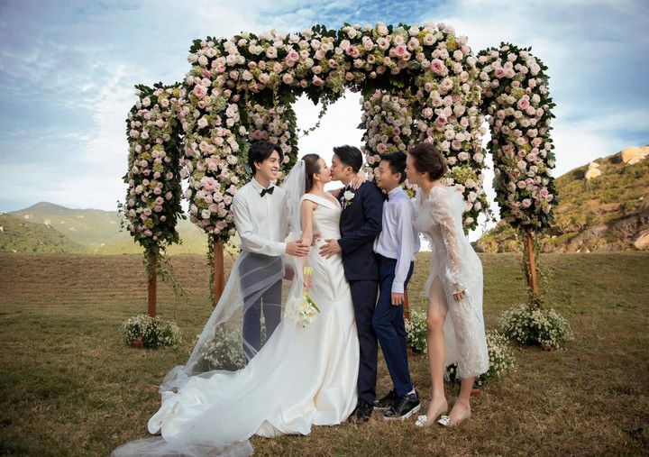 Năm 2021, họ tổ chức đám cưới nhỏ gọn, đơn giản trước sự chứng kiến của 3 con do tình hình dịch bệnh COVID-19. Hoa hậu từng tiếc nuối khi không thể thực hiện lễ cưới như mơ ước.