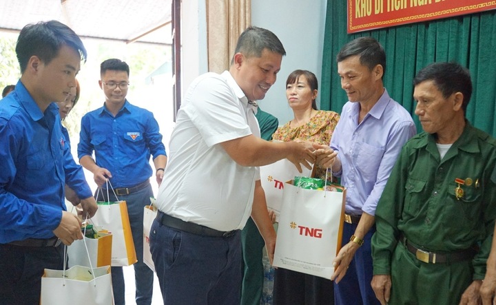Đoàn thăm hỏi, tặng quà các cựu TNXP đặc biệt khó khăn tại Hà Tĩnh.
