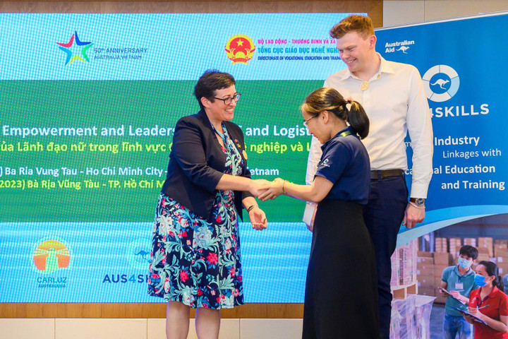 Bà Julie Hart, Bí thư Thứ nhất về Phát triển, Đại sứ quán Australia tại Việt Nam chúc mừng học viên hoàn thành khoá học.