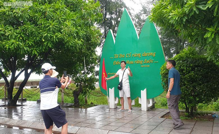 Trưa 18/7, khu vực này mưa nhẹ, gió khoảng cấp 5-6. Một người dân sống quanh khu vực này cho biết, hình thái thời tiết này duy trì từ sáng tới thời điểm hiện tại.