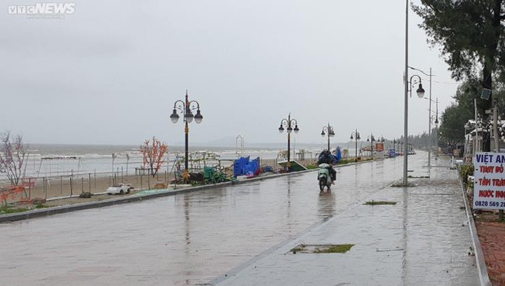 Trưa 18/7, tại bãi tắm Trà Cổ trời mưa nhỏ, biển động, sóng biển cao khoảng hơn 1 m. Ngoài biển không còn người dân hay du khách nào hoạt động.