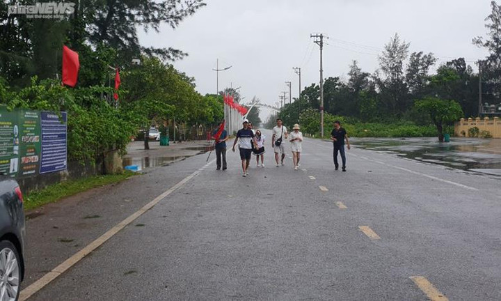 Lúc 10h ngày 18/7, bão số 1 (bão Talim) giật cấp 11 trên đất liền khu vực phía Nam tỉnh Quảng Tây (Trung Quốc), cách Móng Cái (Quảng Ninh) khoảng 60km về phía Đông Đông Bắc. Dự báo chiều nay, bão trên khu vực biên giới Việt - Trung và suy yếu dần. Theo ghi nhận của PV VTC News, khi bão đang áp sát biên giới, tại khu vực mũi Sa Vĩ (thuộc phường Trà Cổ, TP Móng Cái), một đoàn khách du lịch vẫn về đây tham quan, chụp ảnh.