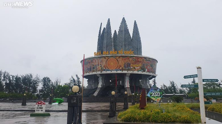 Sáng 18/7, dọc đường đi từ trung tâm TP Móng Cái ra mũi Sa Vĩ, mọi hoạt động đi lại, sinh hoạt, vận chuyển hàng hoá... của người dân diễn ra bình thường.