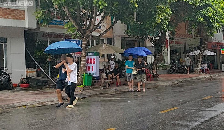 Theo ghi nhận, khu du lịch Đồ Sơn vẫn còn khách lưu trú trước giờ bão số 1 đổ bộ.