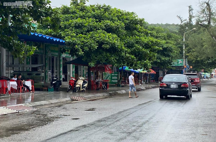 Mỗi chiếc xe đi qua, nhân viên trong các quán ăn lại chạy ra giới thiệu và mời chào.