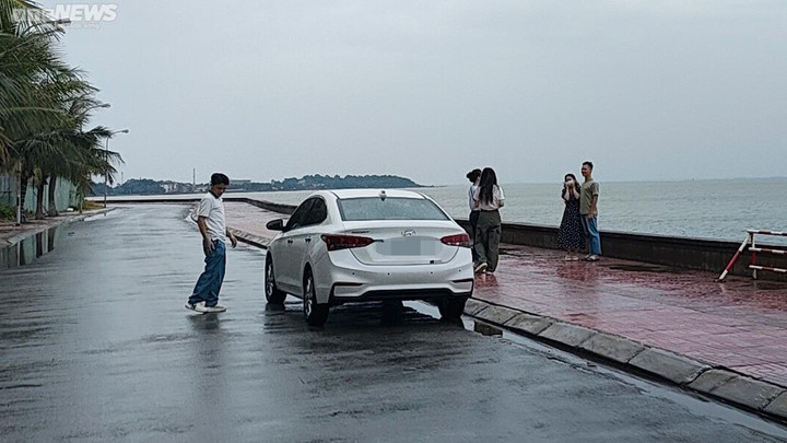 Móng Cái mưa nhỏ, khách tham quan chụp ảnh trước giờ bão số 1 đổ bộ - 12