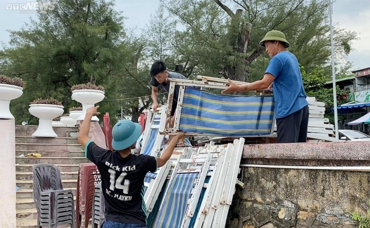 Theo ông Cao Văn Bé – Phó Giám đốc Trung tâm dịch vụ du lịch và quản lý di tích quận Đồ Sơn, từ 17/7, trung tâm thông báo các điểm kinh doanh dịch vụ thu dọn ô ghế và các vật dụng, trang thiết bị về nơi an toàn; thông tin trên loa truyền thanh và đôn đốc các bãi tắm tuyên truyền vận động người dân chấp hành lệnh cấm biển… Trong ngày 18/7, đơn vị huy động 100% lực lượng sẵn sàng xử lý tình huống bất thường khi bão đổ bộ.