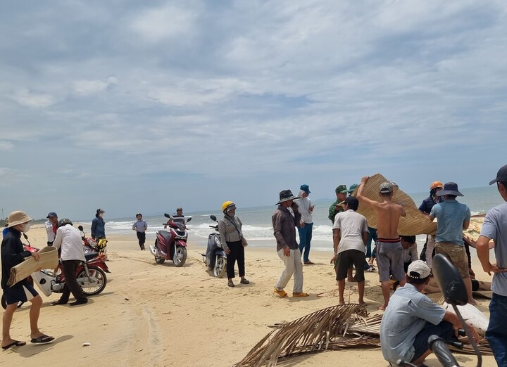 Thi thể nam sinh được đưa lên bờ và bàn giao cho gia đình để lo hậu sự. (Ảnh: H.T)
