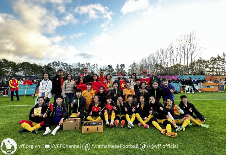 Tuyển nữ Việt Nam được các CĐV tại New Zealand tiếp lửa.