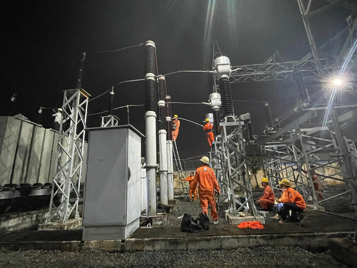 Hàng chục nhân viên Điện lực Đồng Nai đang khắc phục sự cố mất điện tại Trạm biến áp 110 kV. (Ảnh: A.H)