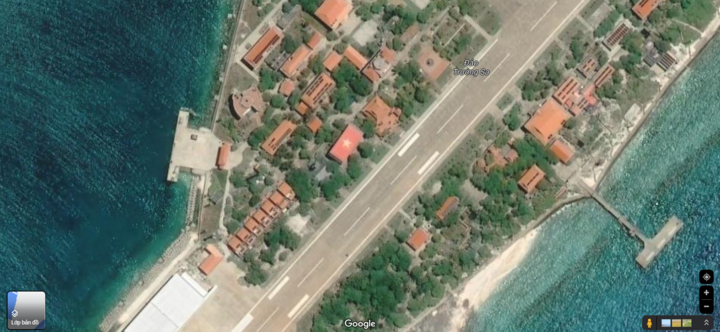 Quốc kỳ Việt Nam hiện rõ trên đảo Trường Sa Lớn. (Ảnh chụp màn hình Google Maps trưa 18/7).