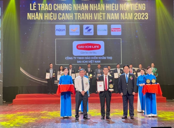Ông Ngô Việt Phương - Phó Tổng Giám đốc Kinh doanh Kênh Đại lý Truyền thống Dai-ichi Life Việt Nam nhận danh hiệu Top 10 Nhãn hiệu nổi tiếng VN 2023 trong Lễ trao chứng nhận Nhãn hiệu nổi tiếng - Nhãn hiệu cạnh tranh Việt Nam 2023.