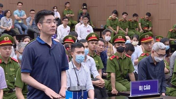 Công bố video cựu điều tra viên Hoàng Văn Hưng nhận chiếc cặp nghi chứa 450.000 USD - 1