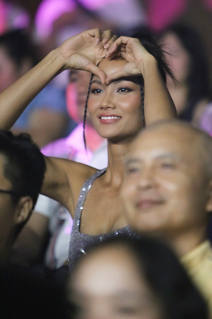 Dưới khán đài, người đẹp thể hiện tình cảm dành cho Trọng Hiếu.