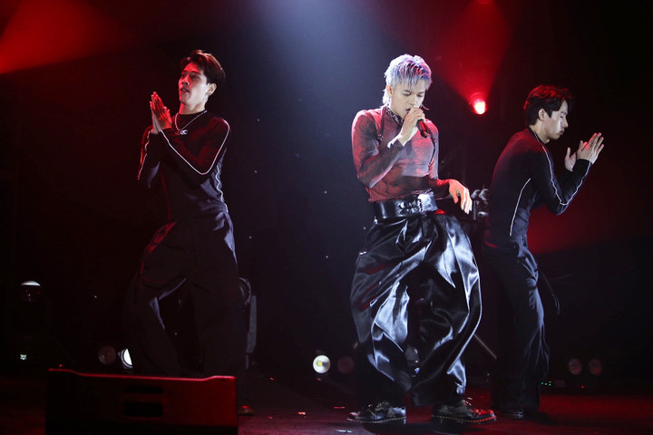 Trọng Hiếu tự tin trình diễn những ca khúc sôi động.