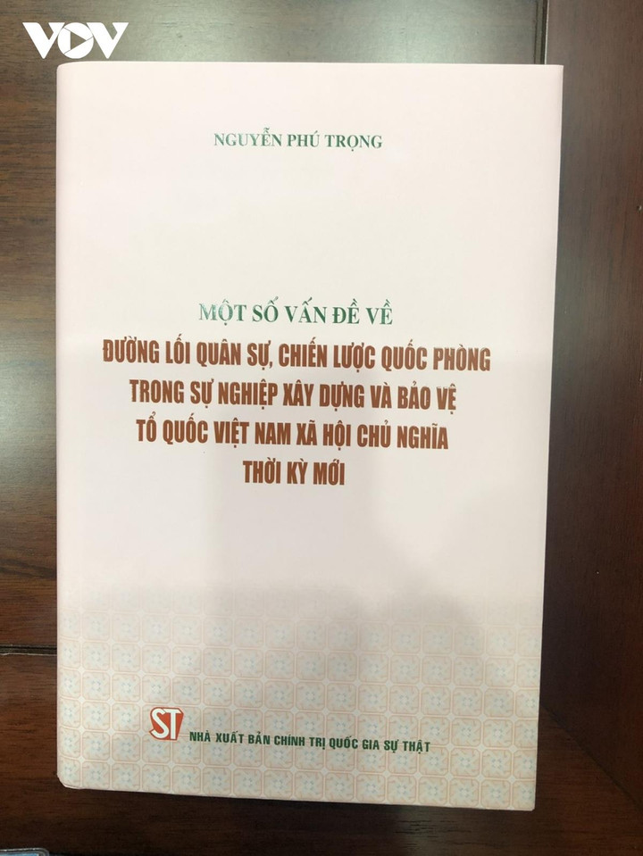 Bìa sách “Một số vấn đề về đường lối quân sự, chiến lược quốc phòng trong sự nghiệp xây dựng và bảo vệ Tổ quốc Việt Nam xã hội chủ nghĩa thời kỳ mới” .
