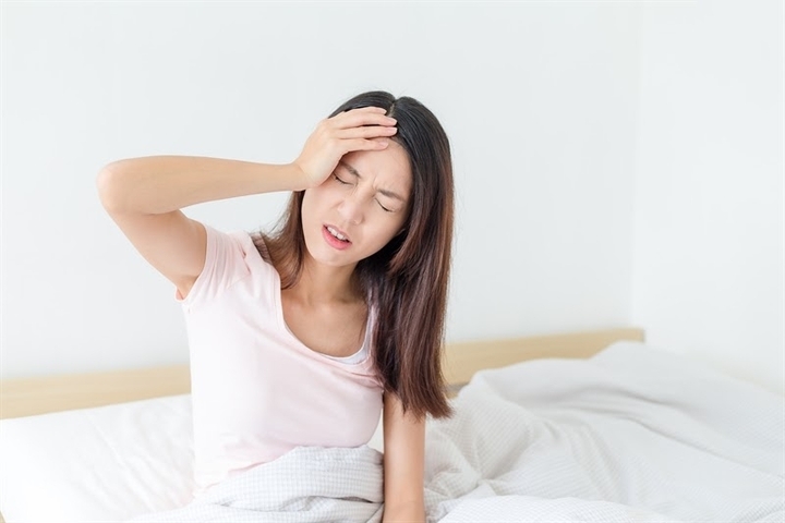 Tại sao không nên bật dậy ngay khi vừa tỉnh giấc? (Ảnh minh họa)