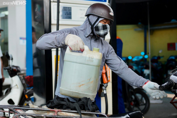 Người dân mua xăng bằng can 10 lít.