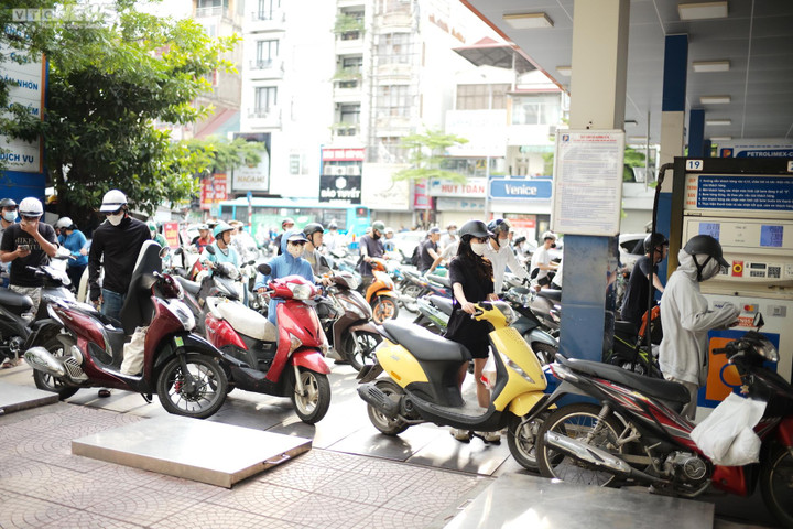 Chiều 17/7, hàng trăm người dân xếp hàng mua xăng tại cây xăng Nam Đồng.