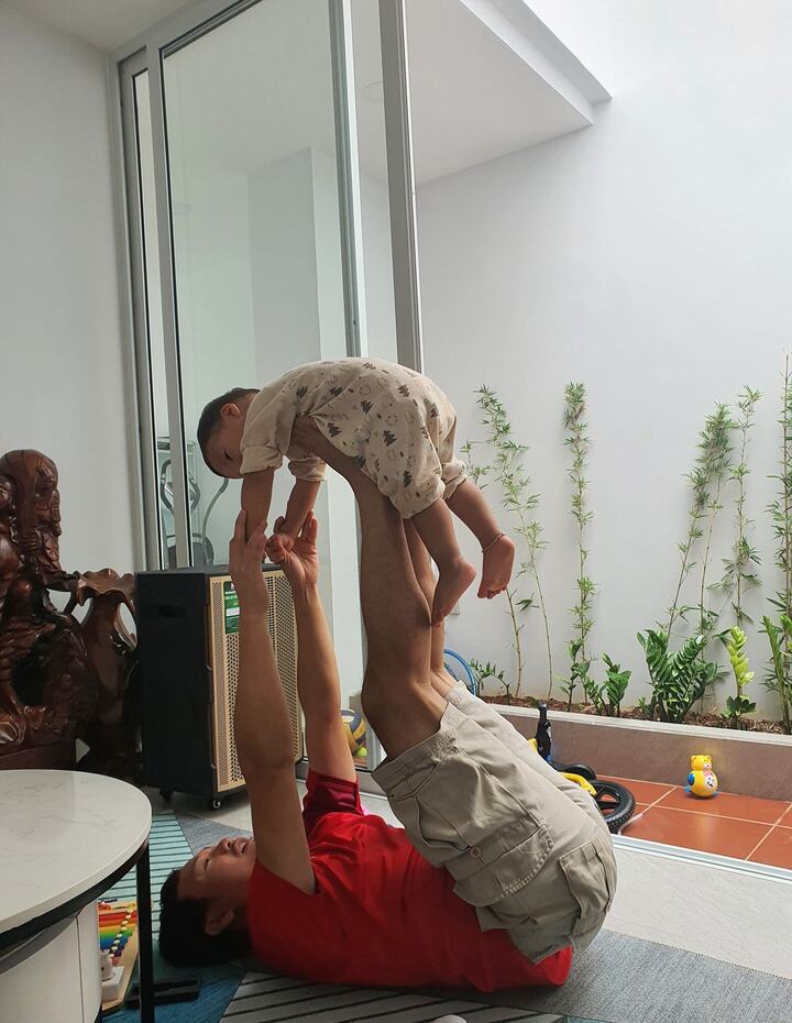 Em bé rất thích chơi với bố.