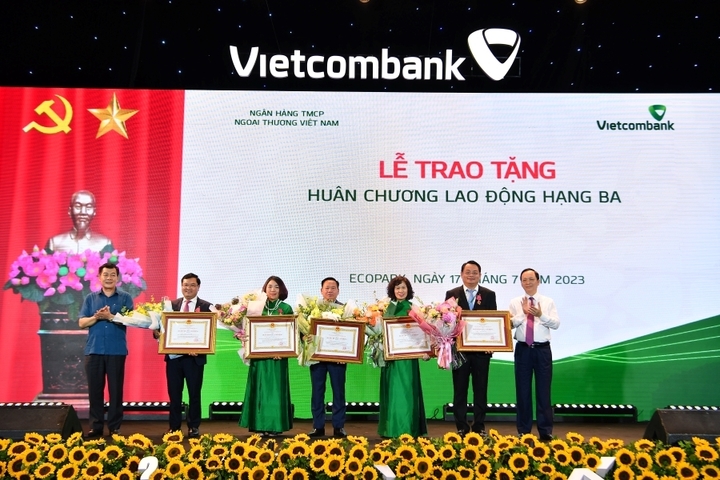 Khen thưởng cho 5 cá nhân được trao tặng Huân chương Lao động hạng Ba.