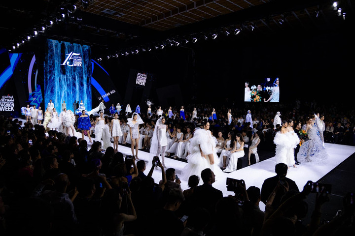Với chủ đề “Shaping The Future - Kiến tạo tương lai",Vietnam International Fashion Week mùa thứ 15 tiếp tục đánh dấu một cột mốc đầy ý nghĩa trên hành trình nâng tầm thời trang theo định hướng thời trang bền vững.