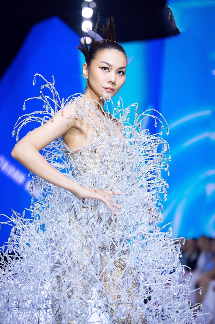 Qua 15 mùa tổ chức, Tuần lễ Thời trang Quốc tế Việt Nam đã trở thành chiếc cầu nối văn hóa - sự kiện thời trang có quy mô, ghi dấu ấn trong lòng khán giả với những BST đến từ các nhà thiết kế, thương hiệu thời trang trong và ngoài nước.