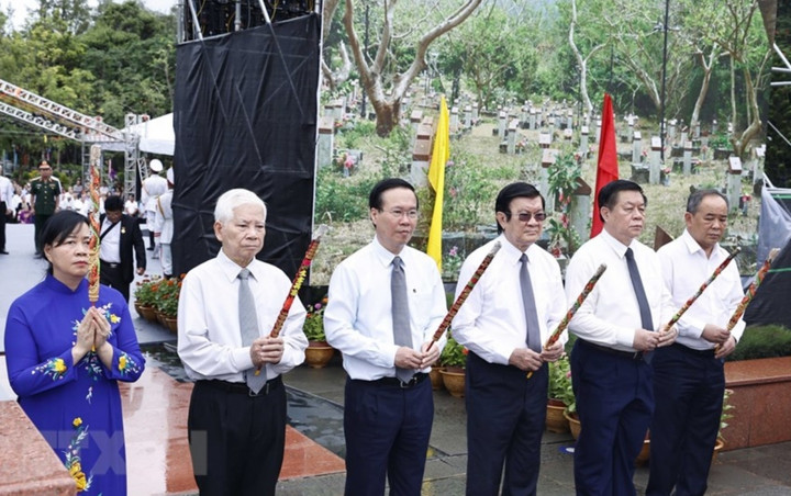 Chủ tịch nước và đoàn dâng hương các anh hùng liệt sỹ, chiến sỹ cách mạng và đồng bào yêu nước hy sinh tại Côn Đảo.