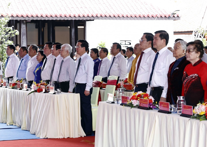 Các đại biểu dành phút tưởng niệm các anh hùng liệt sỹ đã hy sinh vì Tổ quốc.