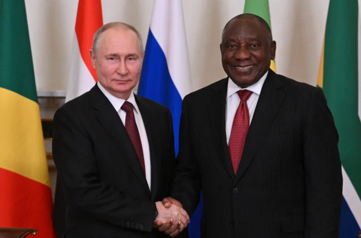 Tổng thống Nga Vladimir Putin và Tổng thống Nam Phi Cyril Ramaphosa. (Ảnh: Reuters)