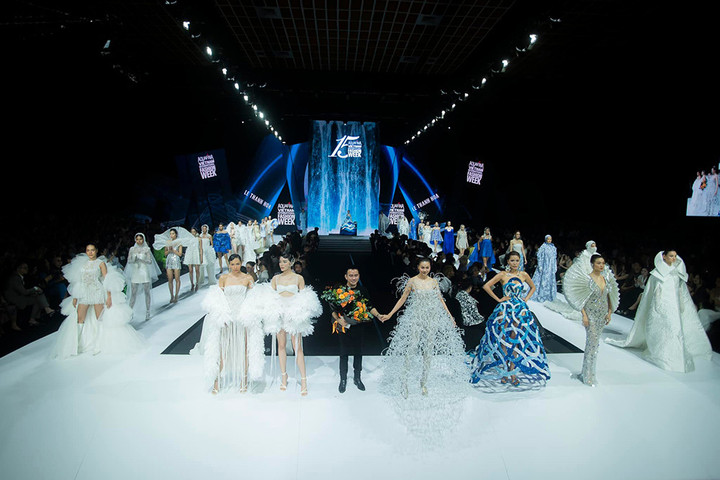 Bên cạnh đó, để tạo nên ấn tượng mạnh về thị giác cho các thiết kế, NTK Lê Thanh Hòa đã mang tinh thần Haute Couture (may đo cao cấp) vào từng bộ trang phục. Điều này được thể hiện rõ nét qua cách dựng phom, đính kết 3D cầu kỳ cùng những bộ váy xuyên thấu lấy cảm hứng từ sự tinh khiết của hoa và nước.