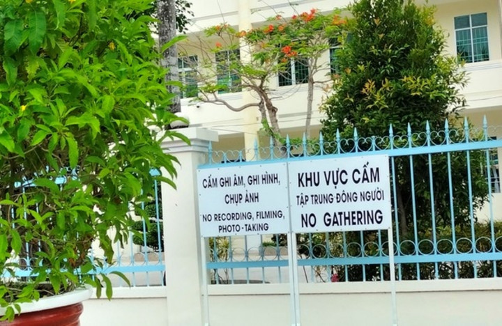 Chỉ có 7 cơ quan, đơn vị ở Bạc Liêu được gắn biển "cấm quay phim, chụp ảnh", những nơi còn lại phải gỡ bỏ.