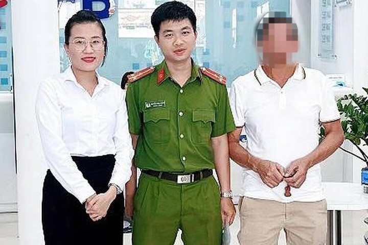 Anh V. nhận lại gần 200 triệu đồng đã chuyển nhầm cho người bị tạm giam. (Ảnh: C.A)