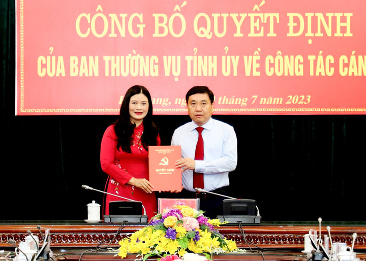 Quyền Bí thư Tỉnh ủy Nguyễn Mạnh Dũng trao quyết định bổ nhiệm cho bà Vương Ngọc Hà.