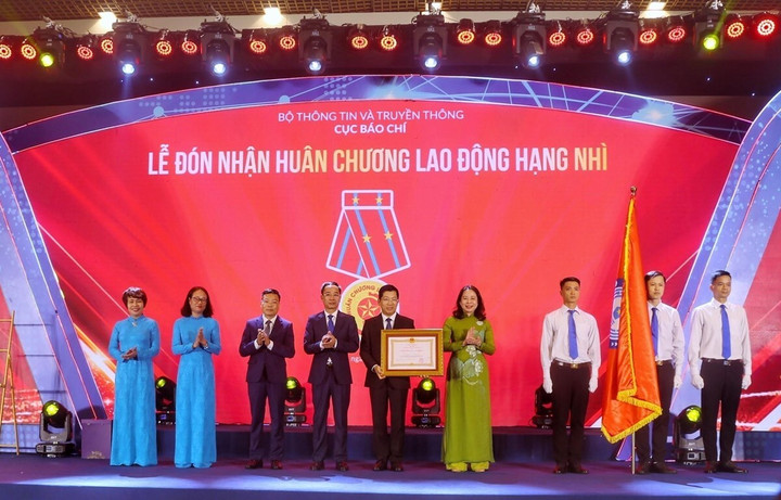 Phó Chủ tịch nước Võ Thị Ánh Xuân trao Huân chương Lao động hạng Nhì cho đại diện Cục Báo chí. (Ảnh: Tuấn Đức/TTXVN).