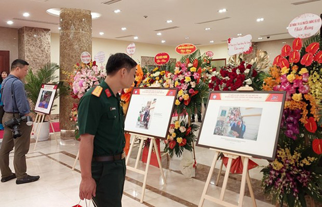 Đại biểu xem triển lãm tư liệu về chặng đường phát triển của Cục Báo chí. (Ảnh: Minh Thu/Vietnam+).