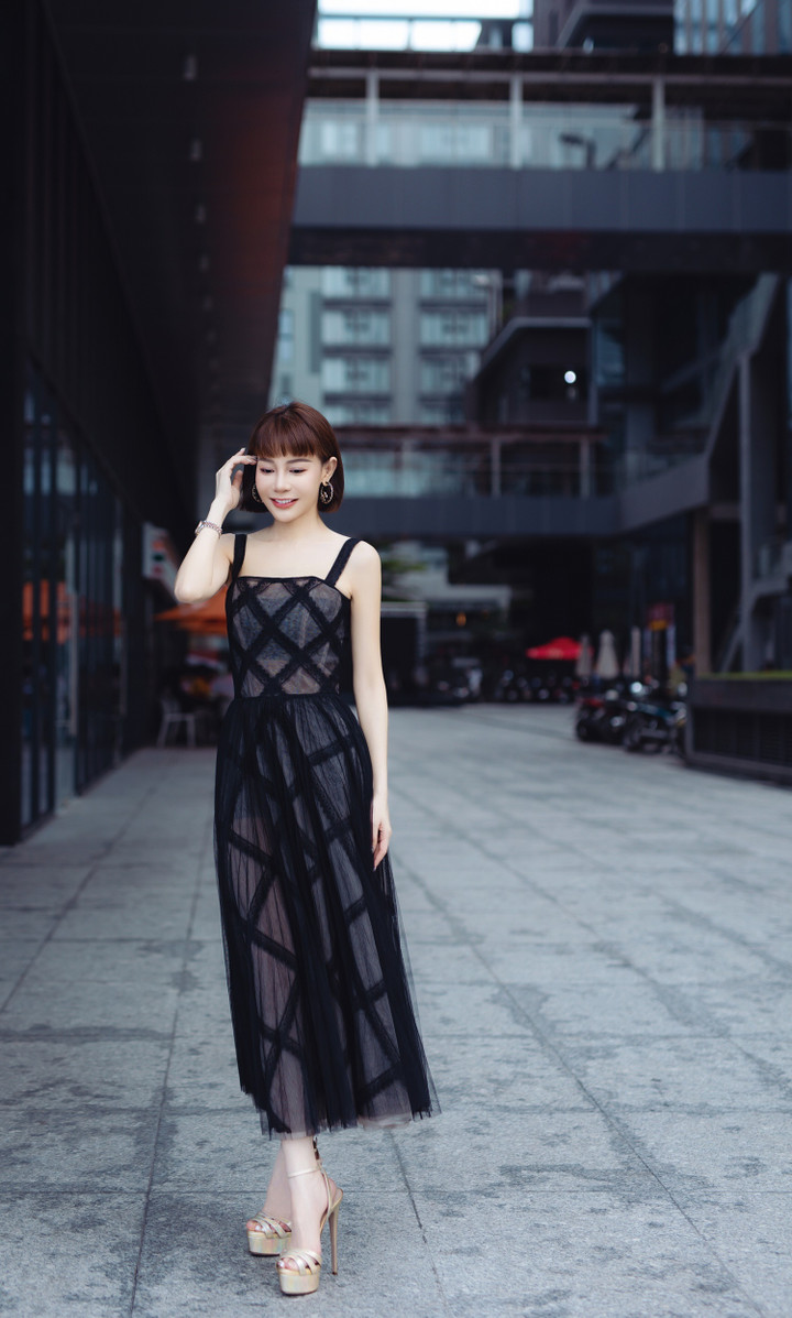 Bên cạnh đó, mỹ nhân 8X đang tập trung kinh doanh, đẩy mạnh phát triển thương hiệu cá nhân với mong mỏi cống hiến nhiều sản phẩm chất lượng cho phái đẹp.