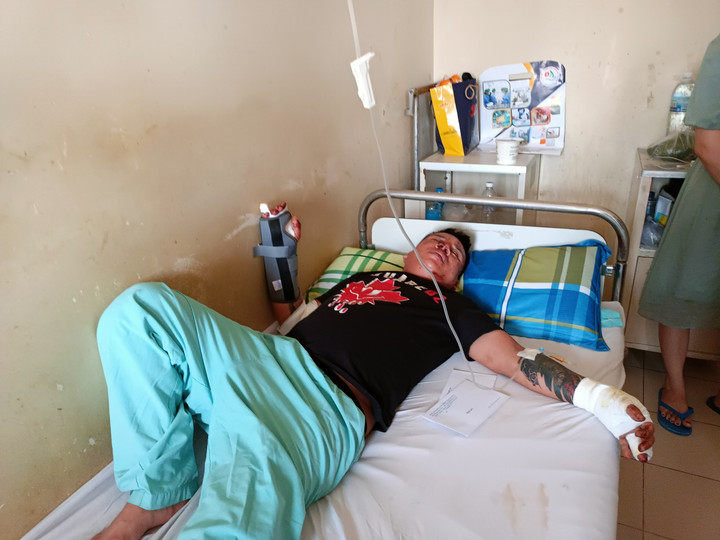 Anh Hoàng nằm trên giường bệnh với nhiều vết thương.