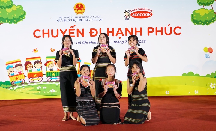 Đong đầy yêu thương và như thay lời cảm ơn, các em dành tình cảm đặc biệt khi nâng niu những gói mì vào trong tiết mục biểu diễn trên sân khấu của mình.