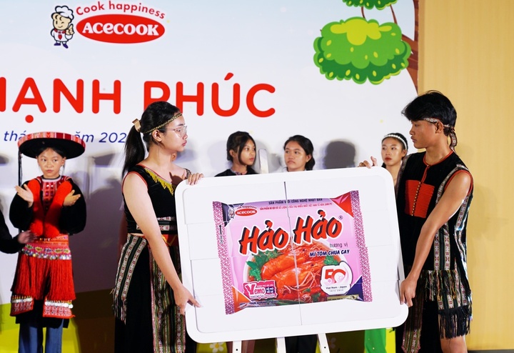 Những gam màu đa dạng trên sân khấu, cũng giống như những trải nghiệm phong phú, ý nghĩa của các em trong chuyến đi hạnh phúc và hành trình tương lai tươi sáng phía trước.