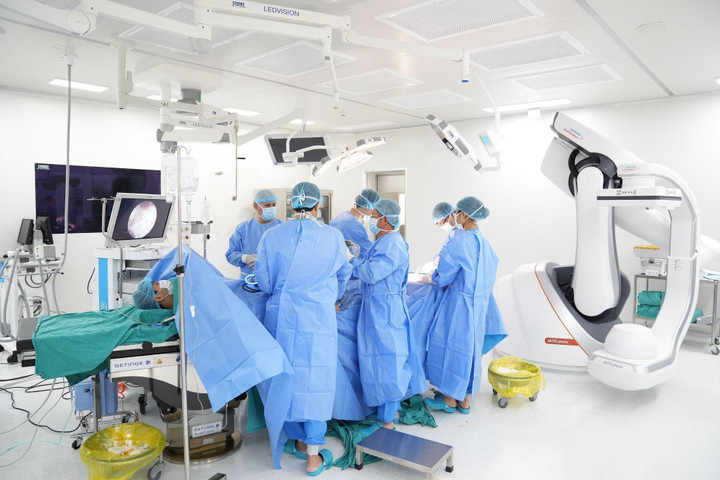 Hệ thống robot Artis pheno dùng trong phẫu thuật xương, thay khớp nhân tạo.