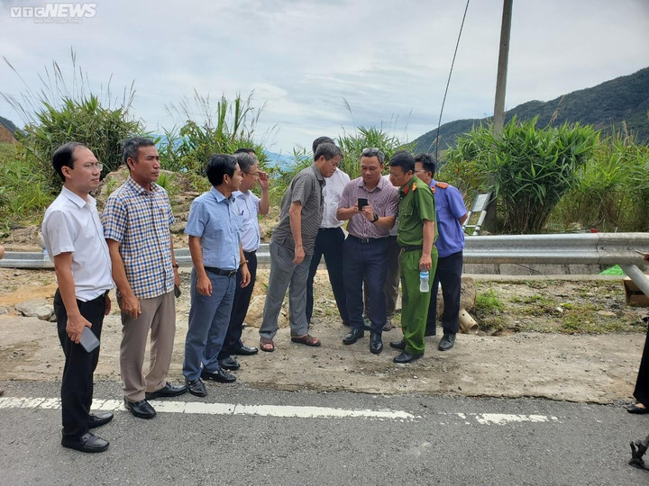 Ông Khuất Việt Hùng đến hiện trường kiểm tra vụ tai nạn.