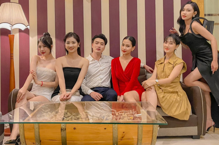 Trọng Lân chia sẻ ảnh hậu trường với các nữ diễn viên.