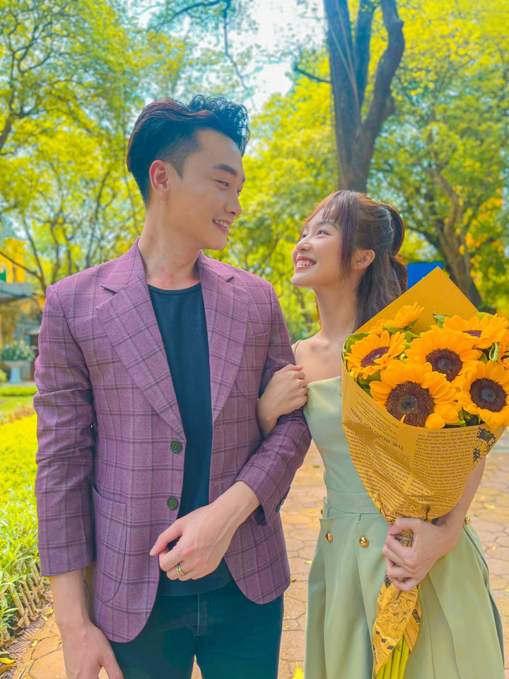 Trọng Lân và Khả Ngân ở hậu trường phim.