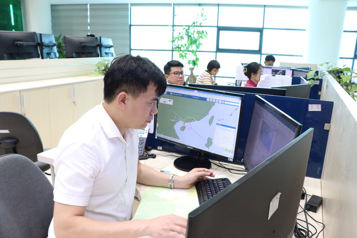Trung tâm Dự báo khí tượng thuỷ văn quốc gia thường xuyên theo dõi, cập nhật diễn biến của cơn bão số 1.