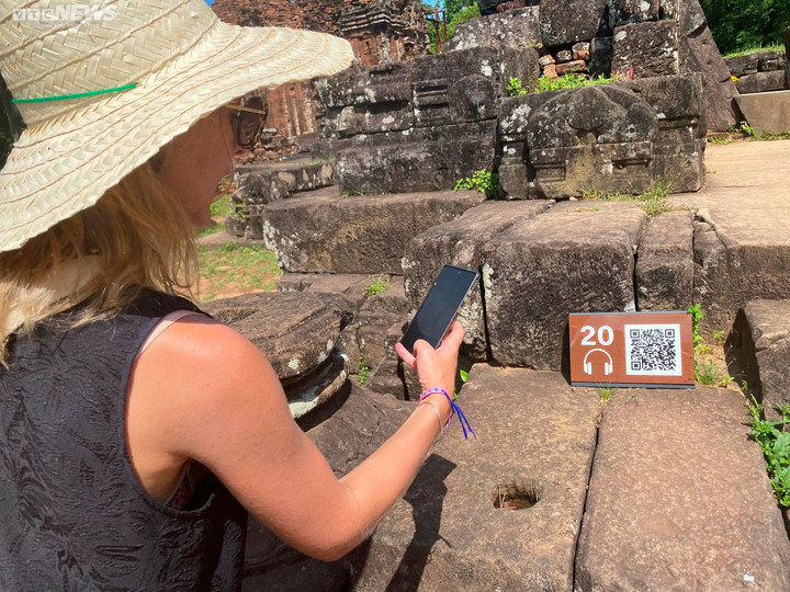 Sau gần một tháng thử nghiệm, gần 2.000 lượt khách sử dụng sản phẩm thuyết minh đa ngôn ngữ tại khu Di sản Văn hóa thế giới Mỹ Sơn.