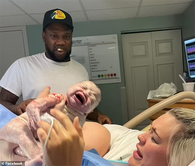 Nét mặt vừa sợ hãi vừa nực cười của ông bố khiến dân mạng cười bò.