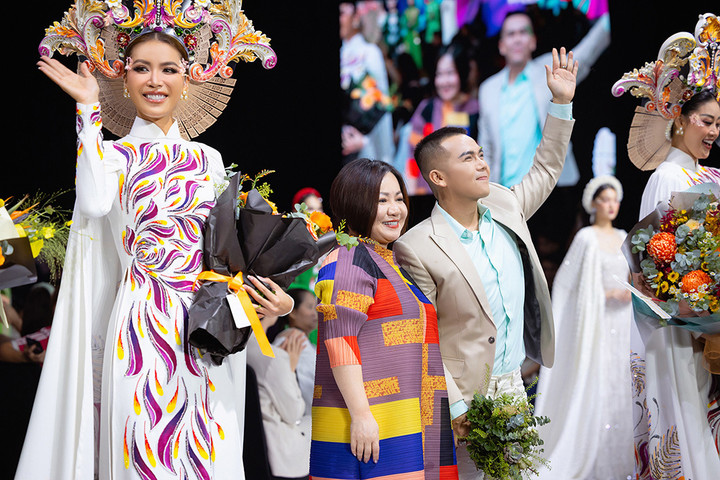 Chia sẻ tại lễ bế mạc, bà Trang Lê - Chủ tịch Tuần lễ thời trang Quốc tế Việt Nam xúc động: “Ngay lúc này đây, tôi đang có nhiều cảm xúc vì quá hạnh phúc. Tôi muốn gửi lời cảm ơn đến tất cả những con người đang đứng cạnh, đồng hành cùng với tôi trong suốt những ngày qua để làm nên sự thành công của chương trình".